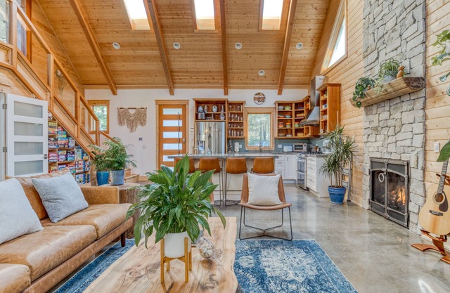 Boutique Cabin. Beautiful. Luxurious. Hot Tub. Path to Beach.