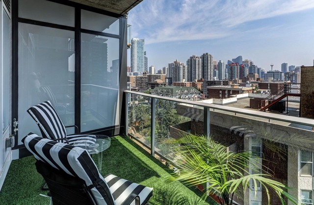 Boutique Downtown Studio – Walkable, Serene Stay with City Views & Fireplace