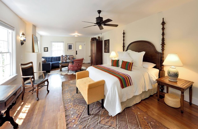 BOUTIQUE HOTEL - King deluxe Suite 1/2 mi. from Santa Fe Plaza