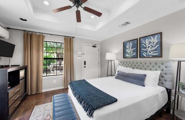 Serene & Private Queen Suite #9 @Gathering Oaks Retreat