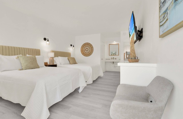 Boutique Hotel 2 Double Beds 1 block to the beach!