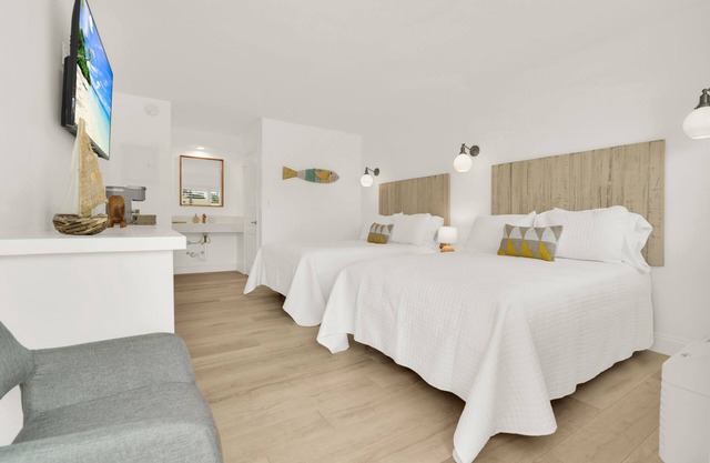 Boutique Hotel 2 Double Beds 1 block to the beach!