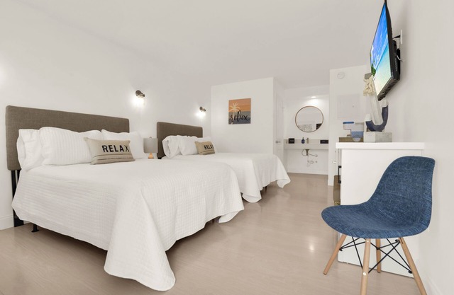 Boutique Hotel 2 Double Beds 1 block to the beach!