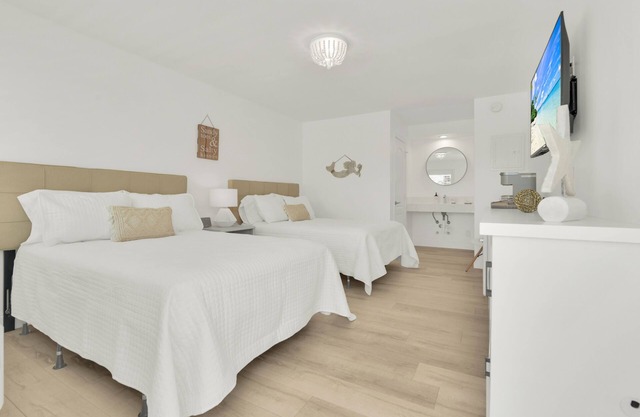 Boutique Hotel 2 Double Beds 1 block to the beach!