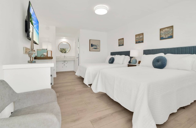 Boutique Hotel 2 Double Beds 1 block to the beach!