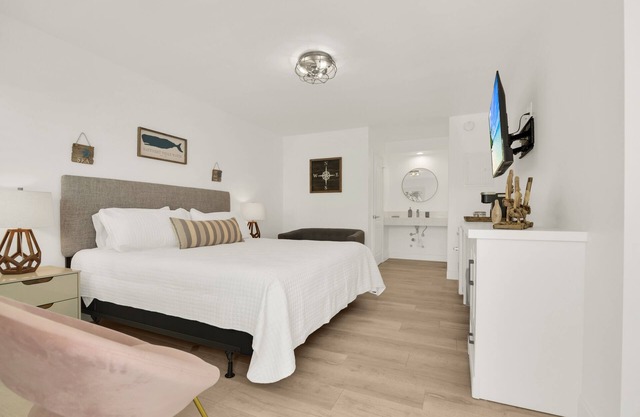 Boutique Hotel King Room 1 Block from the Beach!