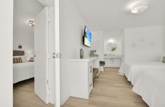 Boutique Hotel 2 Double Beds 1 block to the beach!