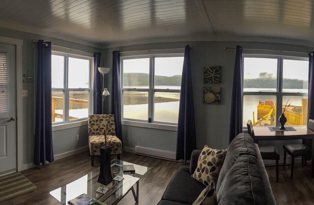 Boutique Oceanfront Suite, nur wenige Minuten von Tablelands und Woody Point entfernt