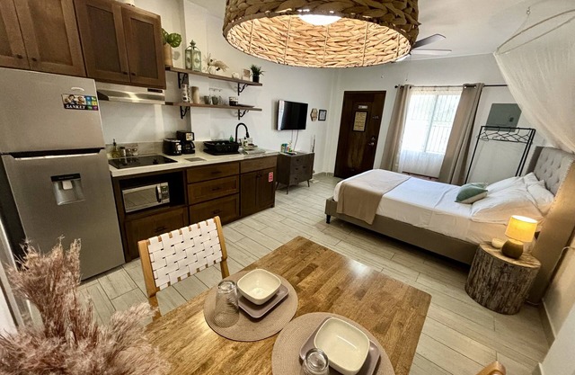 New vacation studio in Belize City, 15min to airport, 10 to water taxi & center