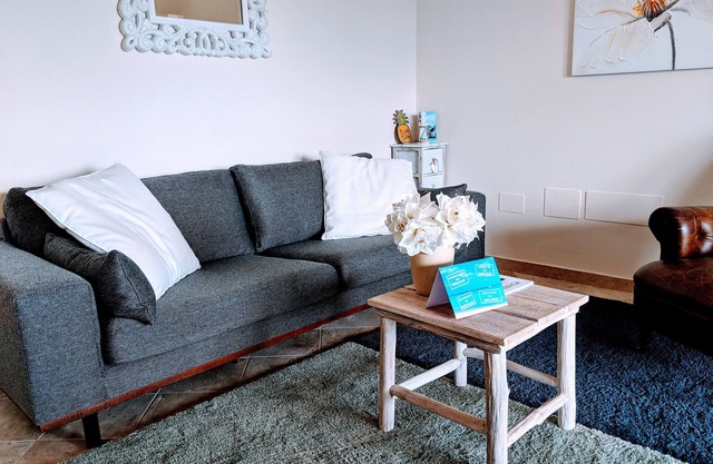 Boutique-Apartment mit Meerblick, großem Pool und privatem Garten.