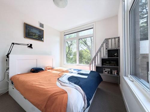 Boutique Stay Smart Home with Private Bath near Wonderland, central Richmond Hill, home made Breakfast included