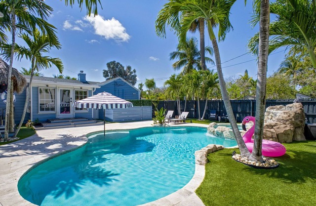 Boutique Bungalow/KING Beds/Pool/Tiki/BBQ/Resort