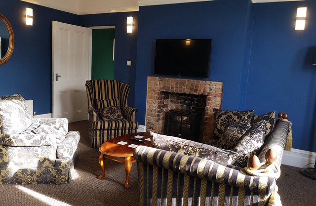 Apartment-Klassisch-Eigenes Badezimmer-Strassenblick