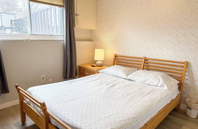Bow River Retreat: Basement Room for Rent