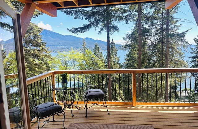 Bowen Island Getaway by the Sea- Dog friendly- Ocean Views