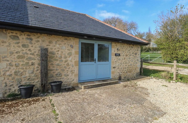 BOWER COTTAGE, pet friendly, character holiday cottage in Beaminster