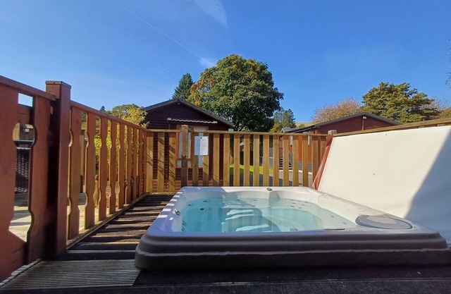 Bowness Lodge - a holiday lodge that sleeps 4 guests in 2 bedrooms