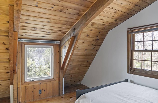 Boyd's Cabin Retreat - A Rustic Muskoka Treasure