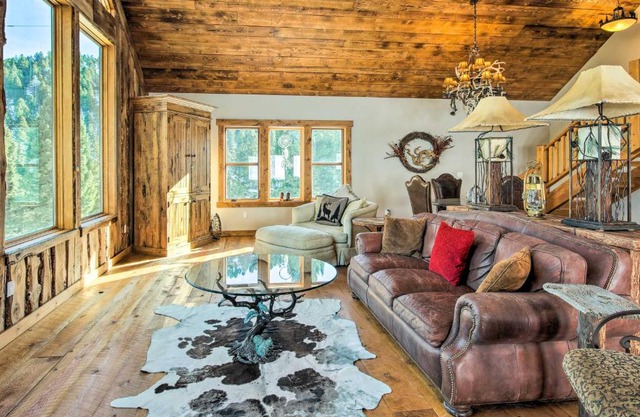 Bozeman Cabin Deck with Jacuzzi and Gas Grill!