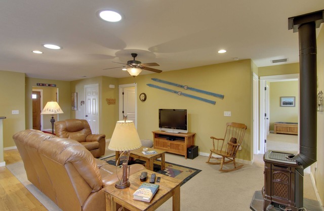 Bozeman Condo w/ Grill ~ 2 Mi to Hot Springs!