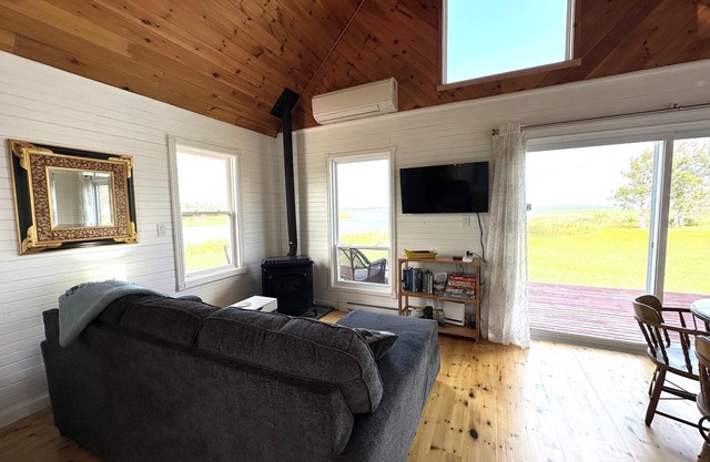 Brackley Rose- Charming Water Front Cottage In Brackley, Minutes To Beaches