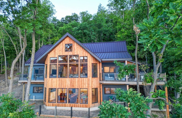 Braeloch Lodge - Canandaigua lakefront timberframe w/ breathtaking views, spa