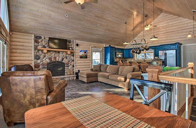 NEU! Woodsy Cabin auf dem Camp Lake mit Boat Slip & Dock!