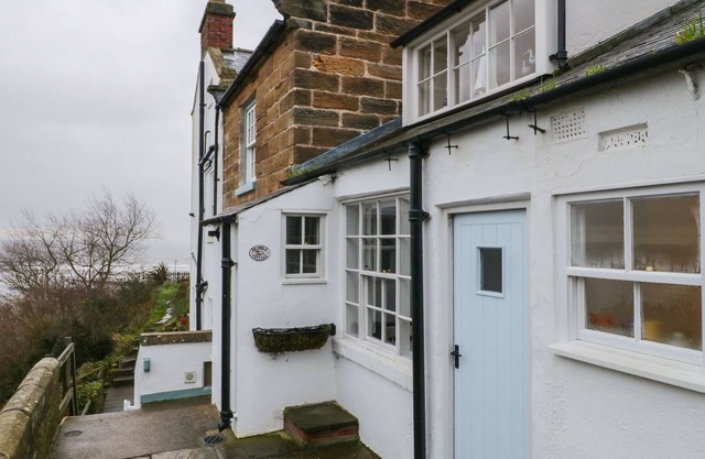 BRAMBLE COTTAGE, family friendly, with a garden in Robin Hood’s Bay