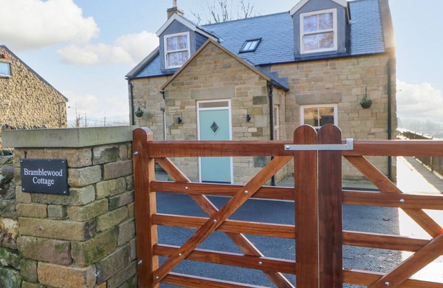 BRAMBLEWOOD COTTAGE, family friendly in Middleton-In-Teesdale