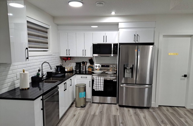 Brand New 1 Bedroom Suite with Private Entrance-10 mins to Airport-self check-in