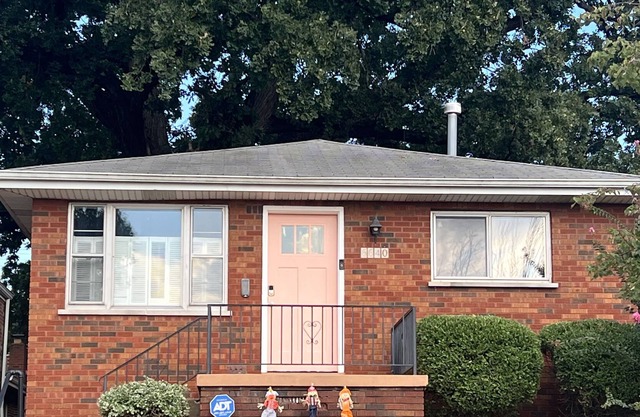*Brand New* 10 minutes to downtown. Sleeps 7.