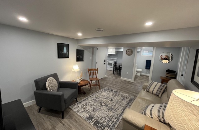 BRAND NEW 2 bed/1 bath Perfect for travellers and out-of-town professionals