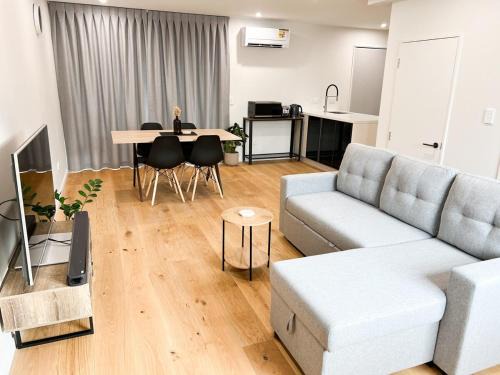 Brand New 2 Bed Near CBD With Parking