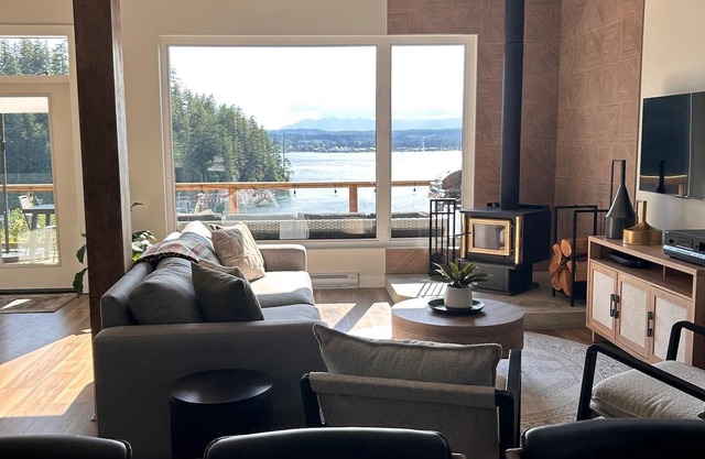 Brand New 2 Bedroom Oceanside Cabin w/ Spectacular Ocean views & Pet Friendly!