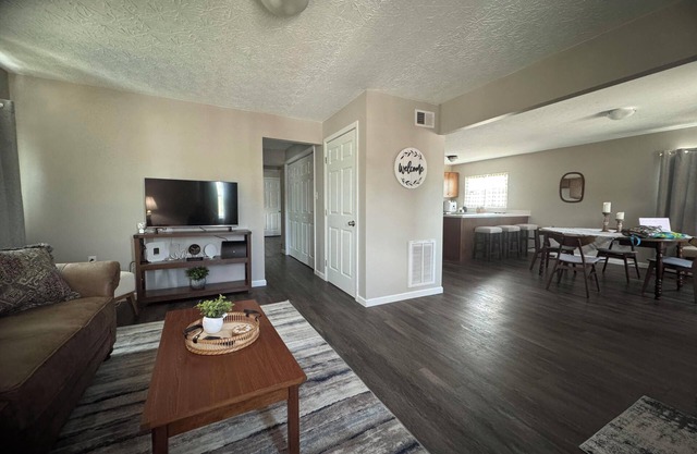 Brand new 2-bedroom apartment in amazing Cross Lanes with WiFi, AC