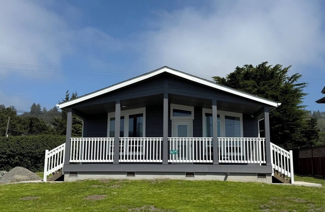 Brand new 2-bedroom beach house sleeps 4-5 in Smith River. 150 steps to beach!