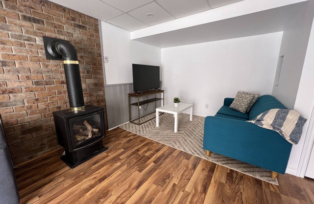 Brand New 2 Bedroom with indoor fireplace. 5 mins to Snow Valley!