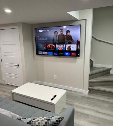 Brand new 2 Bedrooms modern guest suite with separate entrance
