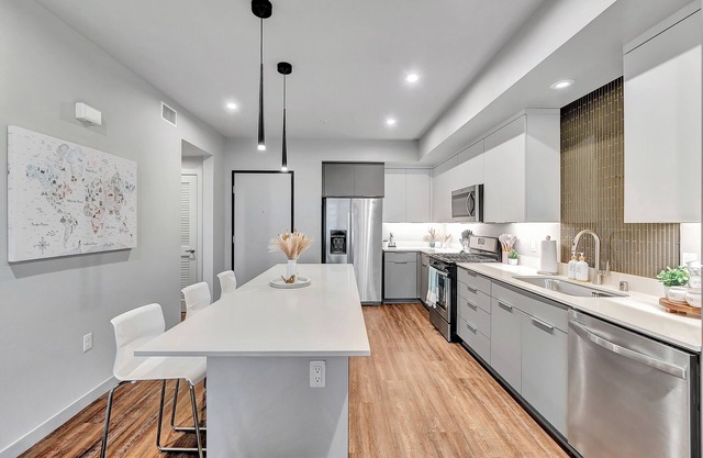 BRAND NEW! 2BR Apt! 5 Mins to Disney w/ Pool & Gym