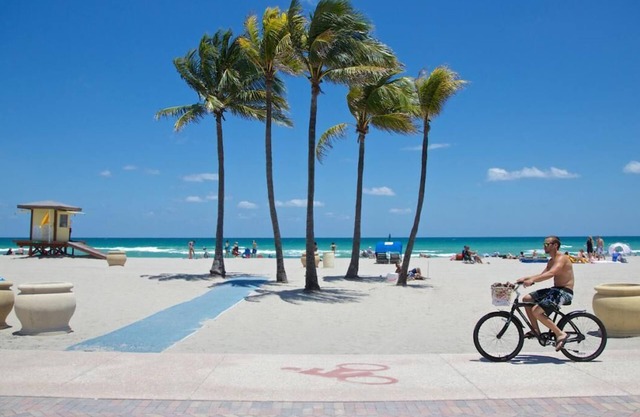 Brand new 3-bedroom Bungalow with AC and WiFi in beautiful Fort Lauderdale