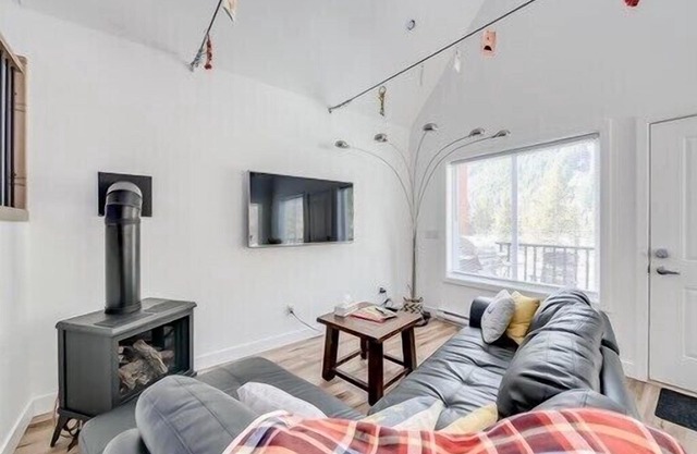 Brand New 3bedroom cabin w/views &indoor fireplace