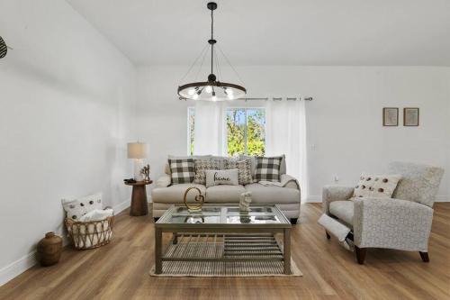 Brand NEW 4/2 Oasis: Beaches Nearby w/King Bed