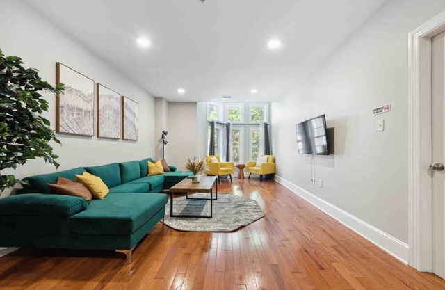 BRAND NEW 4/4 Center City w/Roof PATIO Sleeps 20