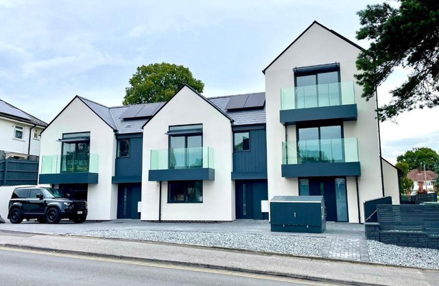 Brand New 4 Bedroom House -Sleeps 9 - Free Parking - Great Location - Fast WiFi - Smart TV - Close to Poole & Bournemouth & Sandbanks