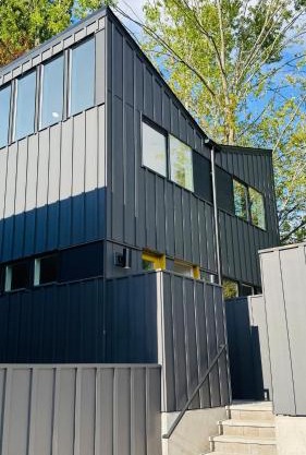 Brand New 4BR Designer House 15min to downtown