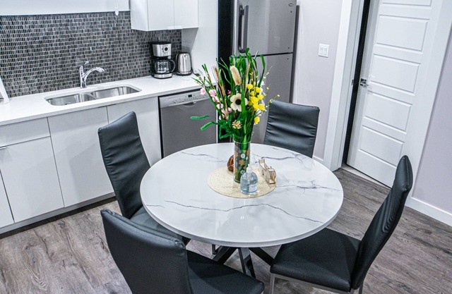 Brand New Adorable -1 Bdr suite- private entrance-10 min airport/Self checking