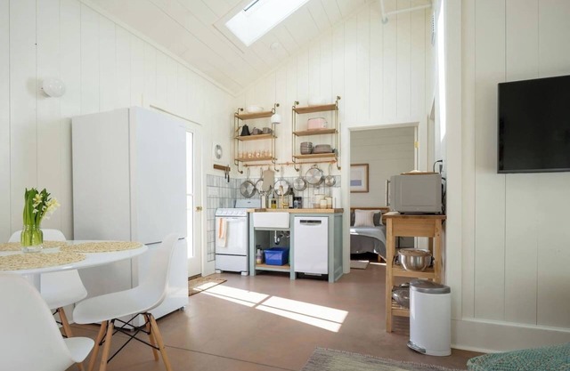 Brand New, Airy Cottage Near Burlington Beaches
