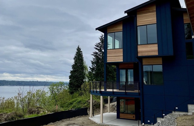 Brand New Apartment Overlooking Commencement Bay