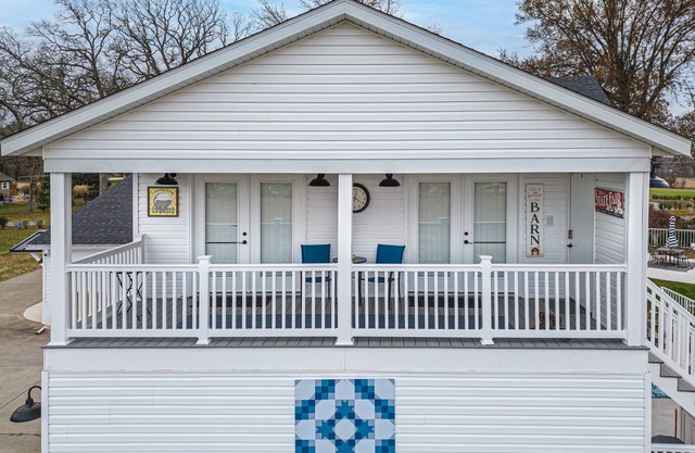 Brand new apartment with full kitchen, porch and patio.1 King/1sofa bed/ 1 bath