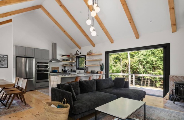 Brand new Beautiful Modern Clean Home On River